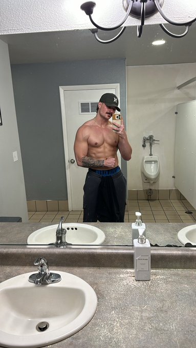 Lil gym bathtoom selfie action https://t.co/0c7UJftWgY