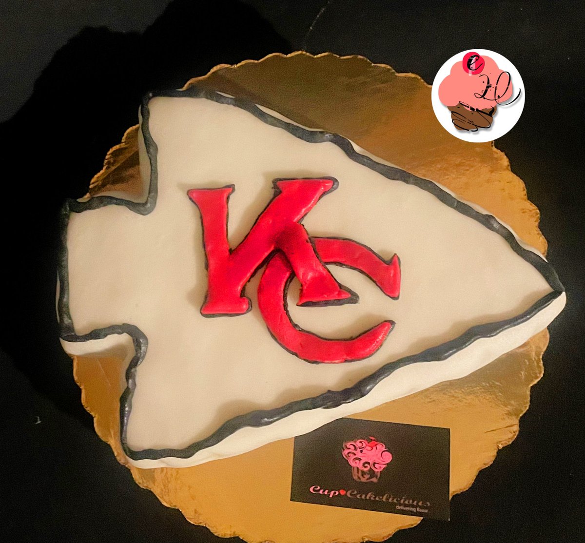 Pastel CupCakelicious Chiefs BUSCANOS EN PINTEREST 📌pin.it/1jxpEcnja Pan de chocolate con relleno de ganache semiamargo. Decorado en pasta flexible y cortado a mano con el logo de los chiefs de KC. ¡Personaliza tu pastel! @BazarBarato @TeloVendoGDL @Chiefs