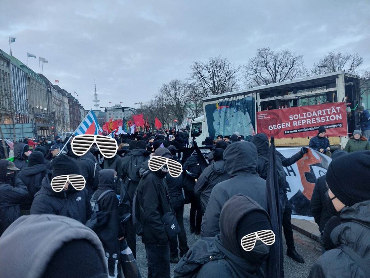 AIM_fra's tweet photo. 🔥Plus de 1500 personnes ont manifesté à Hambourg contre la répression suite aux manifs et émeutes du G20 en 2017. De nombreuses personnes sont toujours enfermées et 5 passaient en procès, dit #Rondenbarg jeudi dernier. 

📷 @autonom1row @pm_cheung @rondenbarg_soli 

#hh2001 https://t.co/ZDdDiML1zn