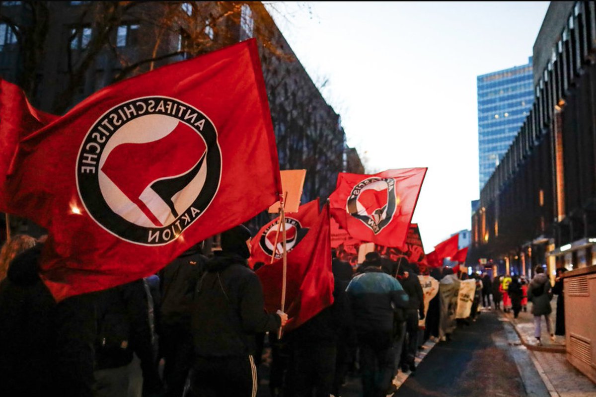 AIM_fra's tweet photo. 🔥Plus de 1500 personnes ont manifesté à Hambourg contre la répression suite aux manifs et émeutes du G20 en 2017. De nombreuses personnes sont toujours enfermées et 5 passaient en procès, dit #Rondenbarg jeudi dernier. 

📷 @autonom1row @pm_cheung @rondenbarg_soli 

#hh2001 https://t.co/ZDdDiML1zn