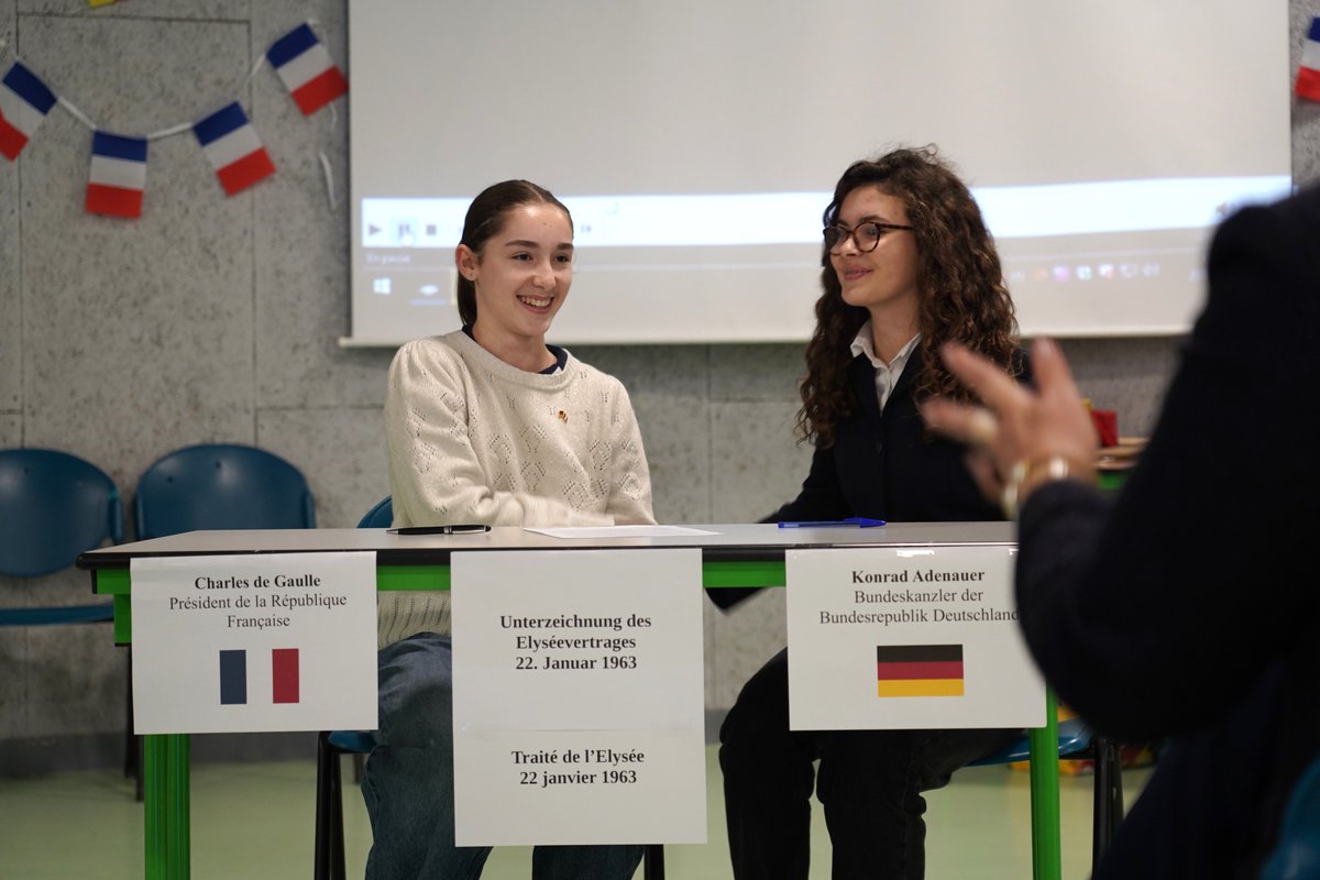🇫🇷🇩🇪 Journée franco-allemande 
Au collège <a href="/JeanZayNiort/">Collège Jean Zay</a> , les élèves et les professeurs célèbrent le slogan "France et Allemagne, Unies pour la paix", avec la rectrice <a href="/BndicteRobert/">Bénédicte Robert</a> 
✅Chansons
✅Théâtre
✅voyages linguistiques
#JFA2024