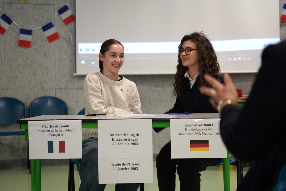 🇫🇷🇩🇪 Journée franco-allemande Au collège @JeanZayNiort , les élèves et les professeurs célèbrent le slogan 'France et Allemagne, Unies pour la paix', avec la rectrice @BndicteRobert ✅Chansons ✅Théâtre ✅voyages linguistiques #JFA2024