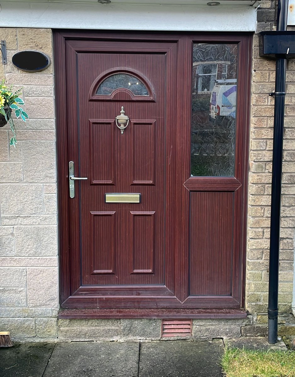 Composite door with bee knocker in Horwich Bolton

Front door in Bolton

Upvc windows in Horwich 

#windowfitter #bolton #horwich

ecowarmwindows.com