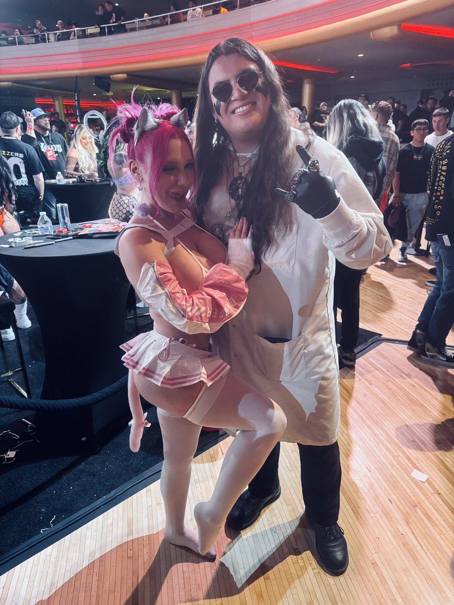 TheOriginalHymn's tweet photo. Totally honored to have met the lovely kitten @LilyLouOfficial at @x3expo ! Super nice and so friendly! Thank you Lily, hope you have a lovely week!🤓Check out our rockstar poses haha 🤘🏻😎🤓 #lilylou #x3expo #rockstars #wildchild #newfriend #kitten #pink #pinkkitten https://t.co/X9ny0cgVFM