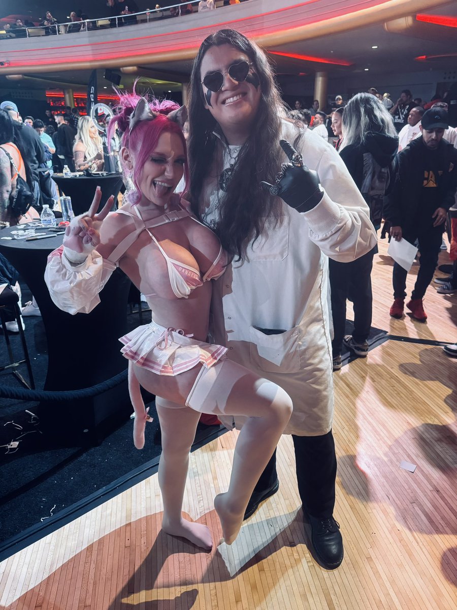 TheOriginalHymn's tweet photo. Totally honored to have met the lovely kitten @LilyLouOfficial at @x3expo ! Super nice and so friendly! Thank you Lily, hope you have a lovely week!🤓Check out our rockstar poses haha 🤘🏻😎🤓 #lilylou #x3expo #rockstars #wildchild #newfriend #kitten #pink #pinkkitten https://t.co/X9ny0cgVFM