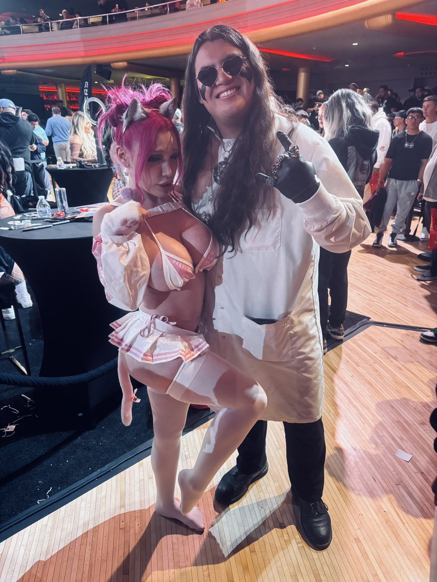 TheOriginalHymn's tweet photo. Totally honored to have met the lovely kitten @LilyLouOfficial at @x3expo ! Super nice and so friendly! Thank you Lily, hope you have a lovely week!🤓Check out our rockstar poses haha 🤘🏻😎🤓 #lilylou #x3expo #rockstars #wildchild #newfriend #kitten #pink #pinkkitten https://t.co/X9ny0cgVFM