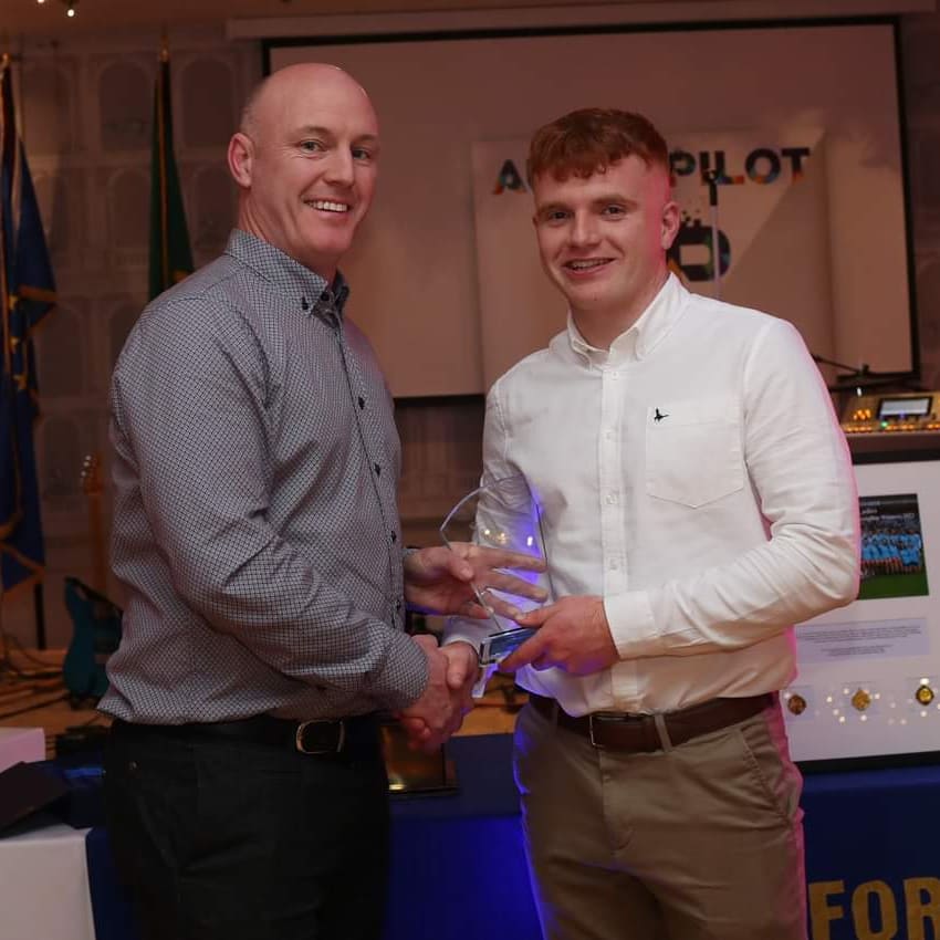 LDSlashersGAA's tweet photo. 2022 Senior Football player of the year winner Robbie O'Connell receives award from Tomas (Mossy) O'Rourke in January 2023 .

#SlashersAbú 💙

https://t.co/fJuKEr3ZZN https://t.co/2IkfPiBRU7