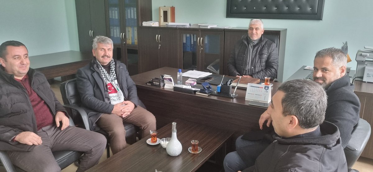 hsoylemez0244's tweet photo. Görevi-Görev yeri değişen idareci arkadaşlarımızı ziyarete devam ediyoruz
Misafirperverliklerinden ve zorlu süreçteki fedakârlıklarından dolayı teşekkür ediyor, kolaylıklar diliyorum
Hayırlı hizmetlere vesileolsun inşallah
#MustafaNayman #MetinTOPAL
@Sabri_Gunes44 #BahadırKaya https://t.co/5tYbHljbws