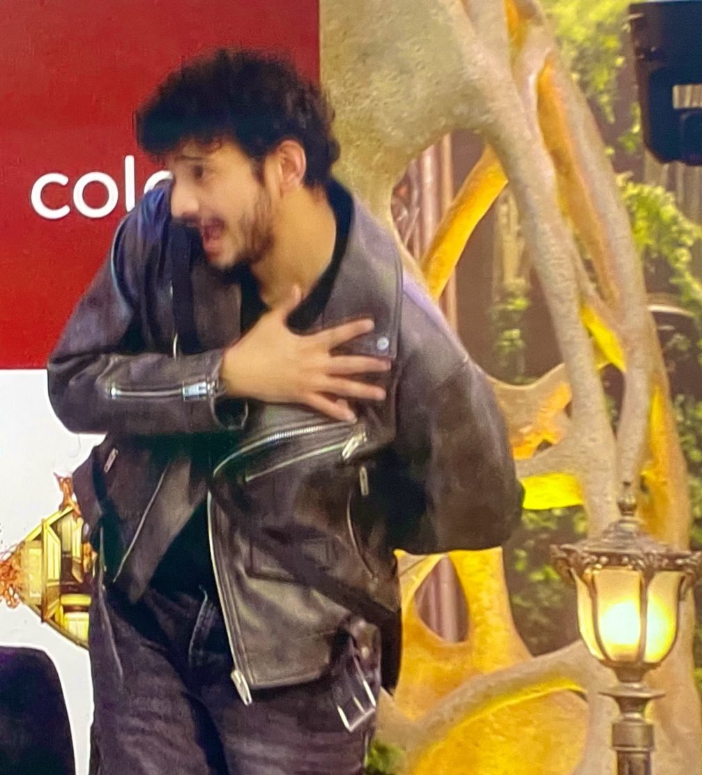 iAm__VT's tweet photo. Munawar ke fans Mannara ko nagin aur snake bolte hain na,today it felt like Munawar himself is a SNAKE.The way he was mocking Mannara and putting her down in front of the whole media... the arrogance... his behaviour oh my god so pathetic and irritating #biggboss17 #mannarachopra https://t.co/jUzu9sONwS