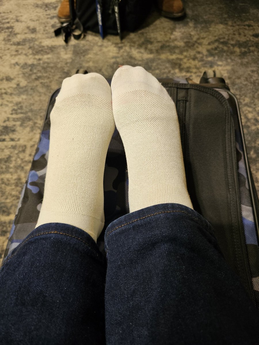 KateFrstr's tweet image. Enjoying a quick elevate on my case before @Eurostar departure to #Amsterdam. My #lipoedema legs thanked me for the inclined rest instead of "normal" bent knee sitting.

Breathability &amp;amp; warmth with @DermaSilk socks under merino.. Can you see my open toe compression underneath?