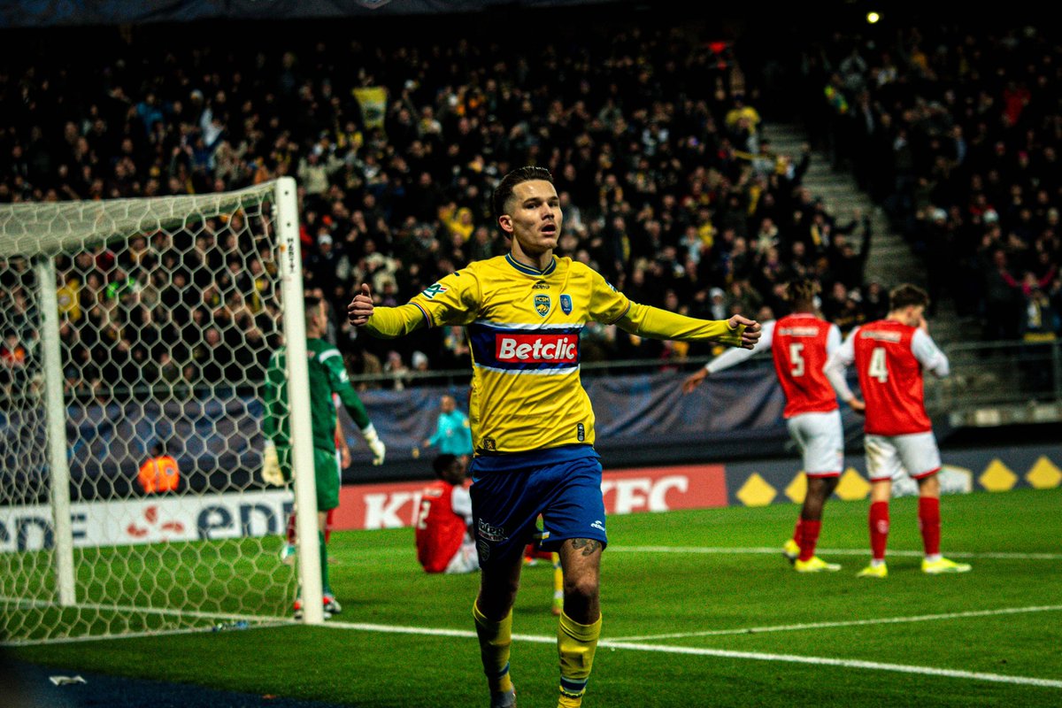 Diego_tisnouff's tweet photo. Victoire contre Reims, buteurrrrrr, vous êtes un public de fou furieux sérieusement🤩💛💙🦁 https://t.co/xEUgglLweT