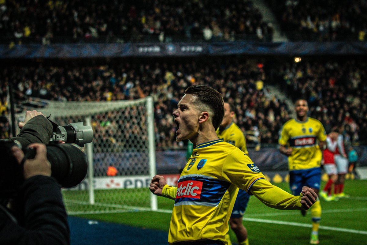 Diego_tisnouff's tweet photo. Victoire contre Reims, buteurrrrrr, vous êtes un public de fou furieux sérieusement🤩💛💙🦁 https://t.co/xEUgglLweT