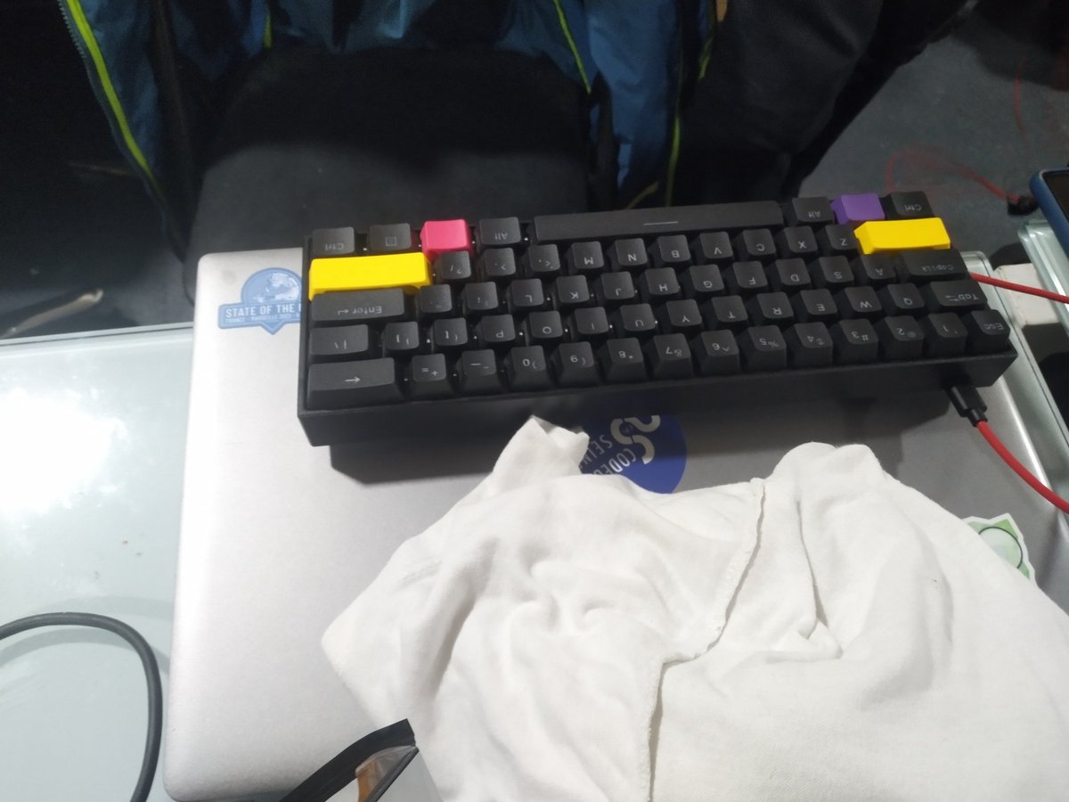 ventresMous's tweet photo. Il y a de la compétition de clavier ce soir. https://t.co/HchjWKZts2