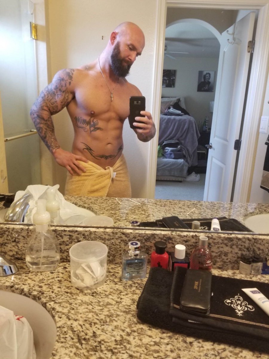 Str8Bait916's tweet photo. I couldnt keep my eyes off of this straight bull at the gym so naturally I had to bait him into him showing me his cock. Like to see more this hunk https://t.co/r7kyc1uaXy