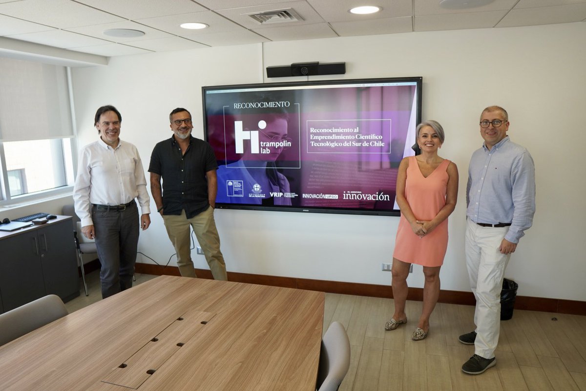 SeremiCienciaS's tweet photo. 🟢 Este lunes en #Temuco nuestra Seremi @gaia_stegui participó como jurado en la deliberación del premio TrampolinLab de @UfroInnovacion, instancia en que serán destacados los emprendimientos científico tecnológicos más innovadores del sur del país 🇨🇱 https://t.co/fIi7xK8aSa