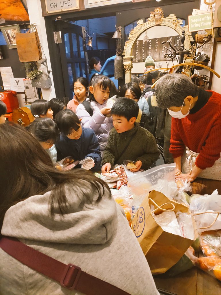 aikocafe1197's tweet photo. 12月27日の子ども食堂は餅つきをやりました

内容時間を急きょ変更したのに田中先生のご協力で学校からアナウンスして頂き95人の子ども達が来てくれたそうです

寒いなかお待たせして申し訳ありませんでした
餅つきは１人2人では出来ません　総力戦です！

つきたてのお餅は美味しかったかな？ https://t.co/AgnNlUuWRg
