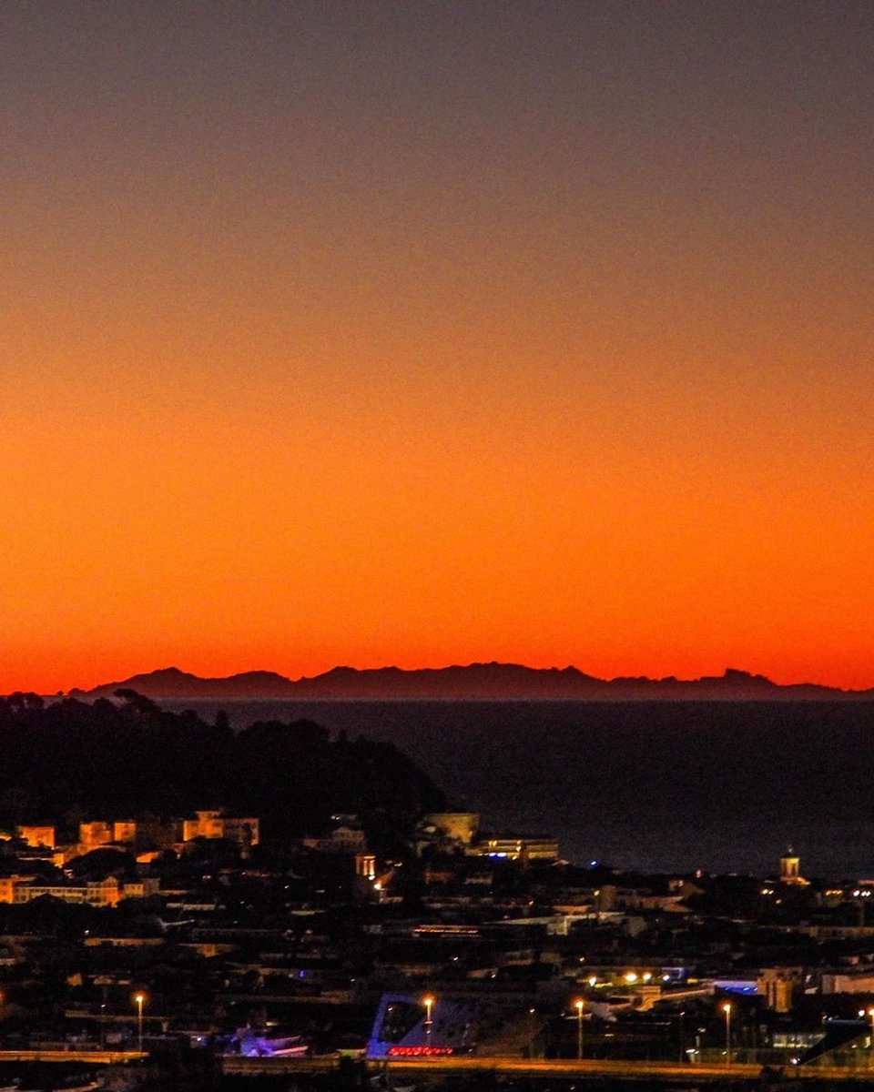 Ce dimanche, la Corse était visible toute la journée depuis la Côte d'Azur grâce à un phénomène de réfraction atmosphérique. 🌅 (via Views)

📸: Jean Mortini