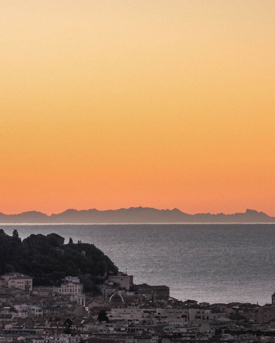GossipRoomOff's tweet photo. Ce dimanche, la Corse était visible toute la journée depuis la Côte d'Azur grâce à un phénomène de réfraction atmosphérique. 🌅 (via Views)

📸: Jean Mortini https://t.co/NY7Nqfwj44