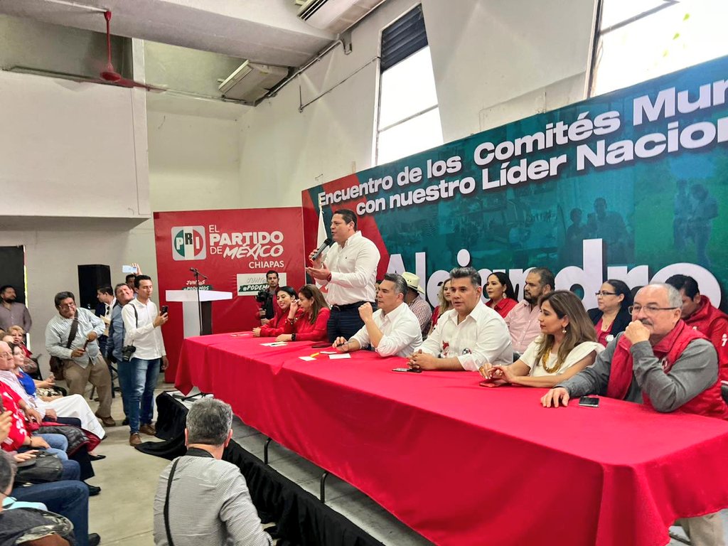 ChiapasPRI's tweet photo. Gracias a todos liderazgos que se dieron cita esta tarde en la casa del priismo de Chiapas junto a nuestro Presidente @alitomorenoc.
De la mano de hombres y mujeres valientes vamos a regresarle a Chiapas el rumbo. #Revolucionarios https://t.co/UaxCeCSvtl