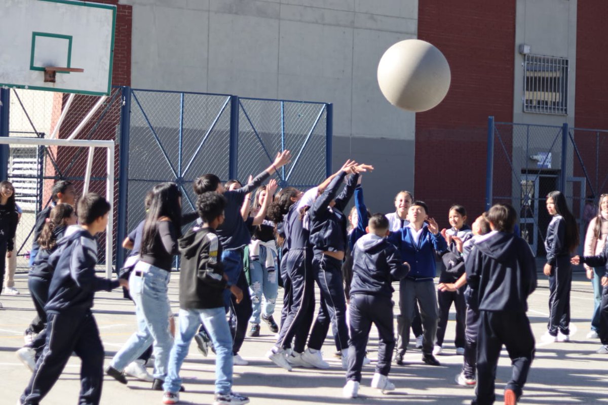 Deidamiapiensa's tweet image. #DeRegresoAlCole 
Alegría,motivación y compromiso de nuestros maestros y maestras en el  inicio del año escolar 2024. 
Escuelas Como Territorio de Paz #RedEsPaz @Educacionbogota