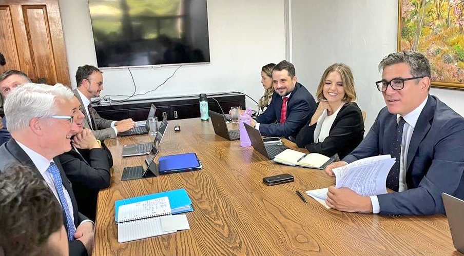 plouislempereur's tweet photo. Ulrich Weigl, Jefe de Unidad de Comercio y Desarrollo Sostenible de @Trade_EU se encontró hoy con el Ministro de Comercio Exterior @Manuel_Tovar_R. Una reunión muy fructífera sobre nuestras prioridades comunes como el Acuerdo de Asociación #AACUE y Global Gateway @EU_Partnerships https://t.co/IqUoguQkcT