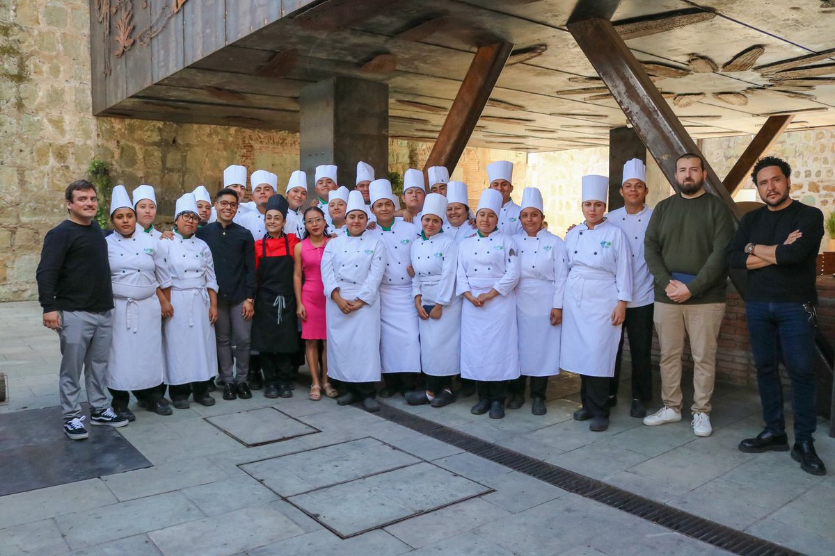 utvco's tweet photo. Hoy, en la Unidad Académica de Gastronomía, recibimos con los brazos abiertos al equipo del reconocido chef del restaurante #BonAmb y ganador de dos Estrellas Michelin, @AlbertoFerruz 👨🏻‍🍳 quien pronto estará compartiendo su experiencia con las y los alumnos. ¡Bienvenidos! https://t.co/kY5Xn3jTwA