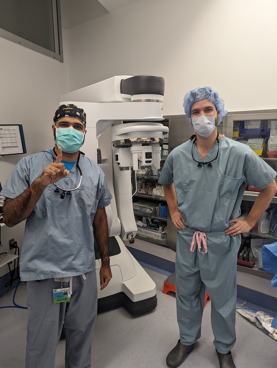First @IntuitiveSurg Single Port case at @metrohealthCLE in the books! 🤖🥳✨ Excited to be able to offer some more cutting edge procedures to our patients and added value to our trainees! @CaseUrology