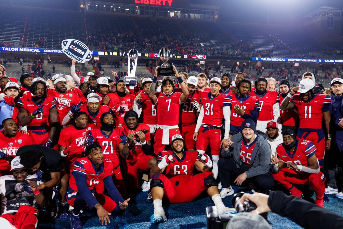 BigOak2026's tweet photo. After a great conversation with @coachbilldurkin , I am blessed to say I have received an offer from @LibertyFootball . Thank you for the opportunity to play at the next level. @coachoswalt @acasale46 @JoeGazza @CVHS_Football @Coach_Astorino https://t.co/KuNZrHknlL