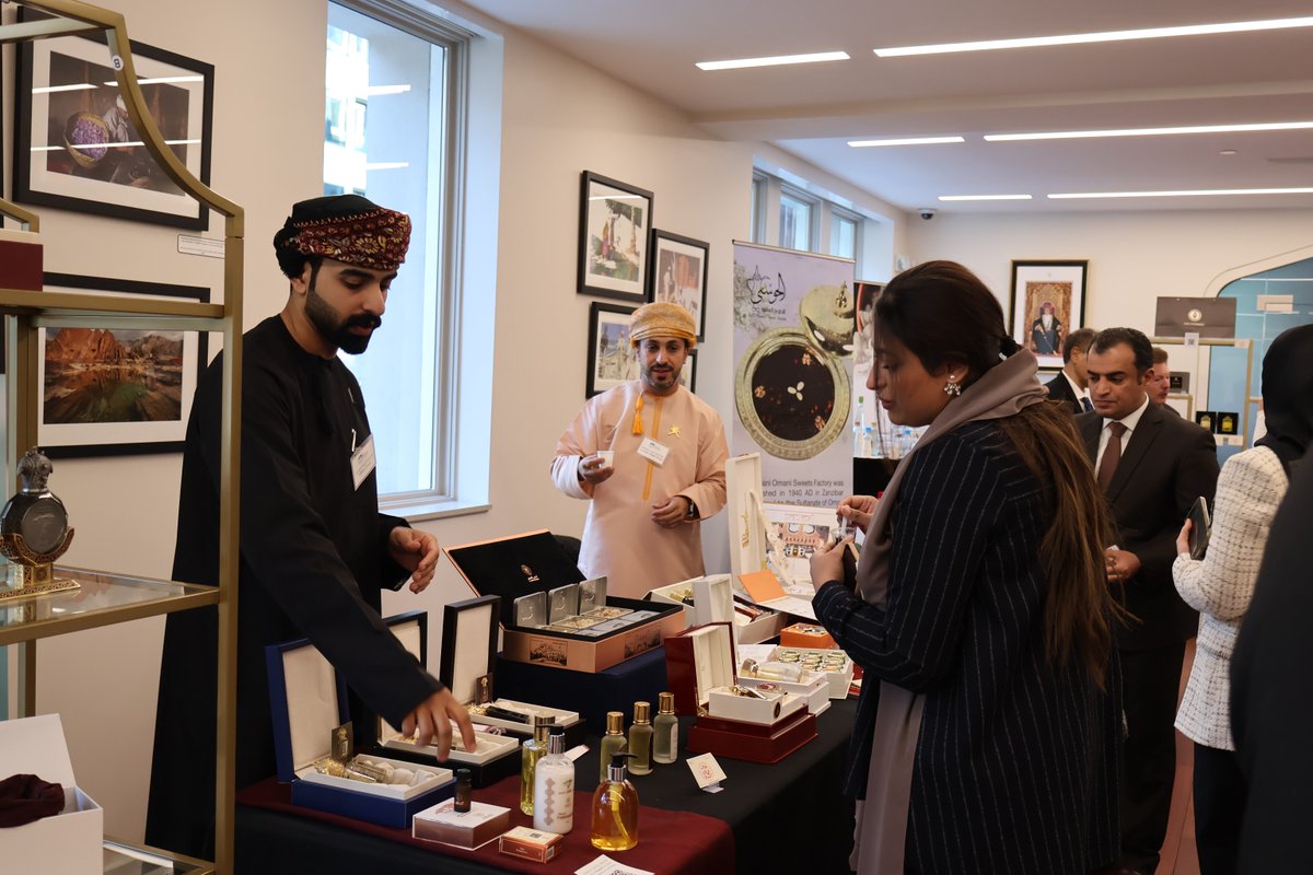 SQCCDC's tweet photo. Today, H.E. Moosa Al-Tai, Ambassador of Oman to the US, inaugurated the "Omani Treasures: A Modern Handicraft Exhibition." This exhibition features various enterprises aiming to introduce contemporary interpretations of Omani handicrafts.
@OmanEmbassyUSA
#OmaniCulture #DCUSA https://t.co/1iWxGA8JCe