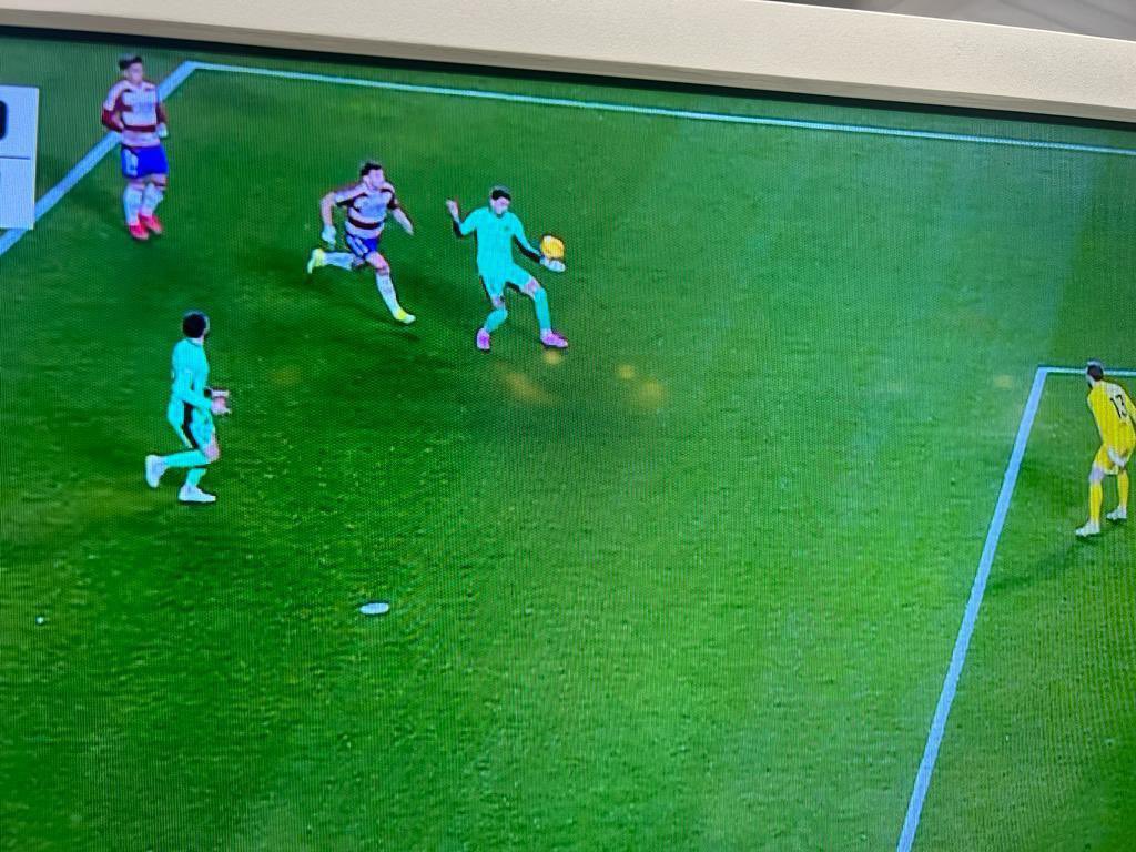 Apoyo total a la Superliga y que se vayan Madrid, Barcelona y Atleti, y nos dejen a los demás disfrutar del fútbol sin lineas inventadas y decisiones que no se las explica nadie. Que nos dejen a los demás competir de verdad… Y que estos se vayan a tomar por…