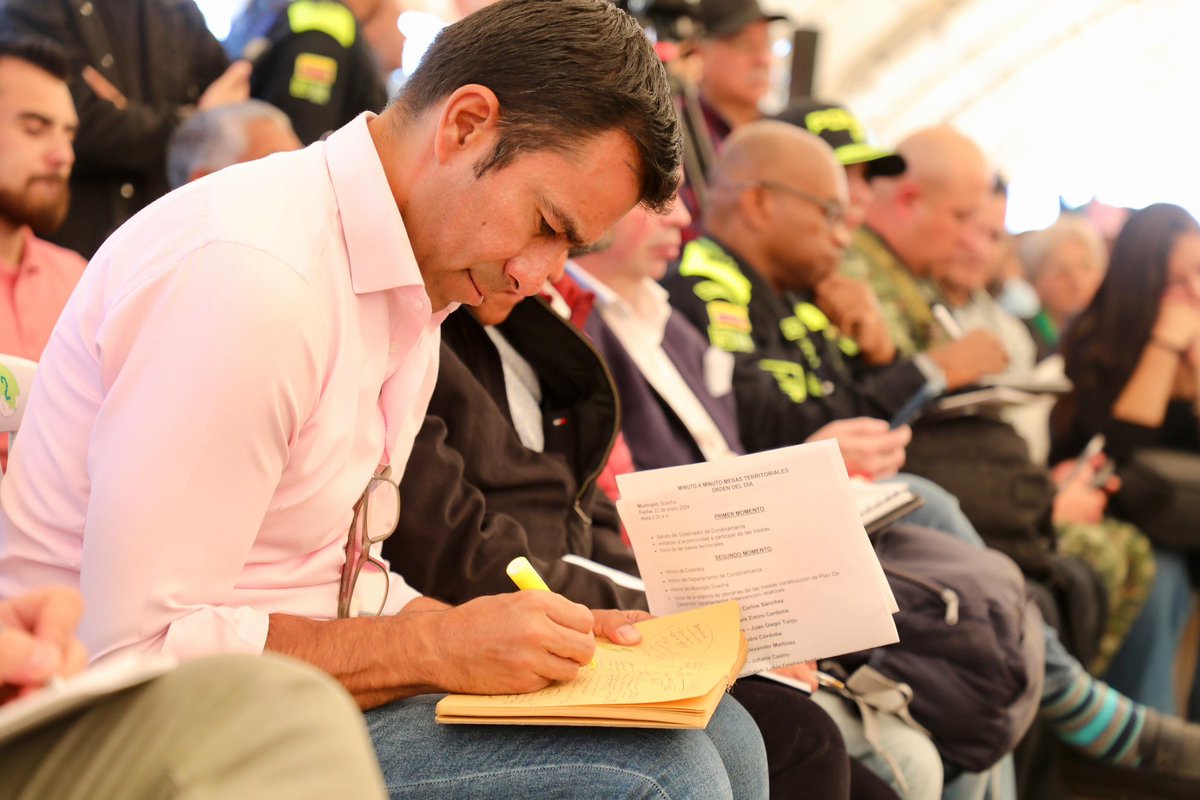 JorgeEmilioRey's tweet photo. #PDDConLaGente 👥

La movilidad fue el principal componente de nuestra #Mesa22 para la formulación del Plan de Desarrollo Departamental, que reunió a los habitantes de los territorios de #Soacha y #Sibaté. 

En estos #DiálogosComunitarios conocimos problemáticas relacionadas con la seguridad, tiempos de desplazamiento, estado de las vías y transporte público. Algunas de las más sentidas: 

🚌 Fase II y fase III del Transmilenio a Soacha. 

🚌 Reposición de la flota urbana de Soacha a energías limpias.

🚧 Adecuación de un patio portal como estación para alimentar con transporte público a los barrios periféricos y a #Sibaté. 

🚐 Fortalecimiento de Sistema de Buses Articulados. 

🛣️ Avenida Longitudinal y conexión Avenida Cali. 

En el espacio, también quedaron consignadas las peticiones sobre educación, salud, infraestructura y vivienda.💪🏻