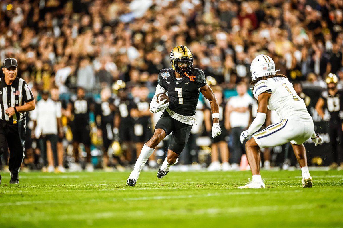 CrimJordan1's tweet image. After a great conversation with @UCF_CoachMoore I am extremely blessed to receive an offer from the University of Central Florida! @UCF_Football @CoachWilliams_7 @CoachGusMalzahn #GoKnights #ChargeOn ⚔️ @FootballCamden