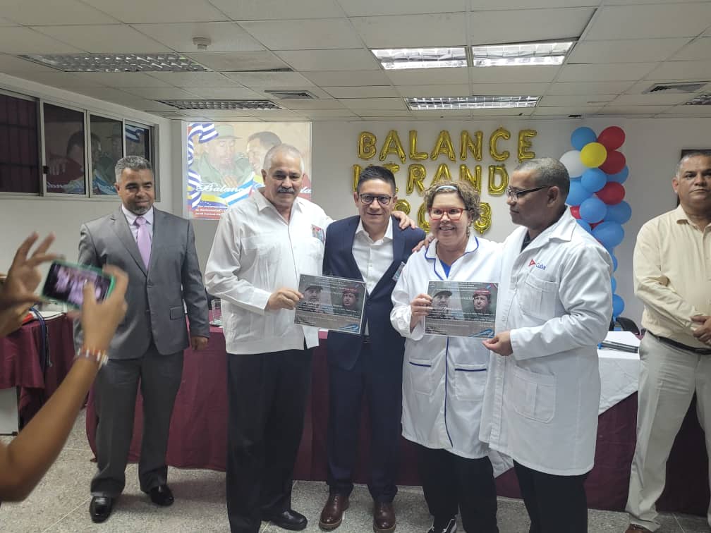 Momento de reconocimiento a las autoridades venezolanas en el Balance de Trabajo del año 2023 en el Estado Miranda. #CubaPorLaVida #CubaCoopera