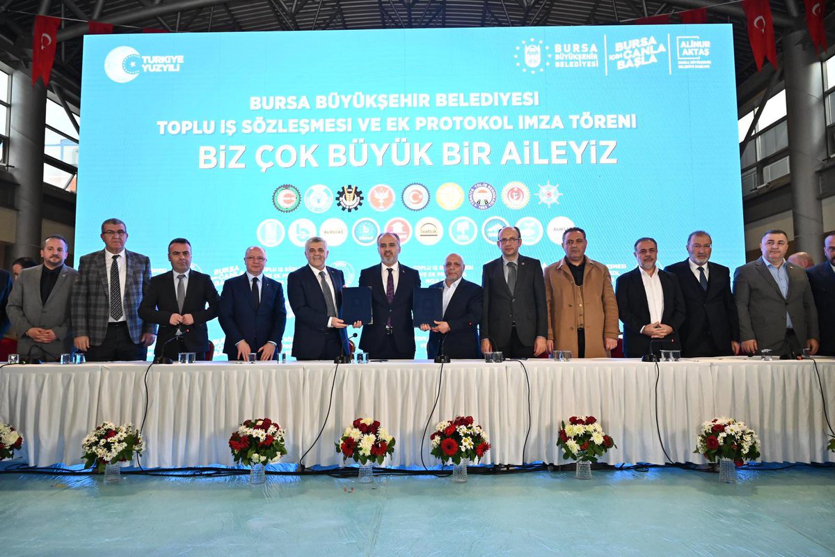 Alinuraktas70's tweet photo. Birlikte daha güçlüyüz! 

Belediyemizin bünyesinde yer alan iştiraklerimiz ve kıymetli yol arkadaşlarımız ile maaşlarının iyileştirilmesi ve toplu sözleşme töreninde bir araya geldik. 

Ocak 2024 itibari ile yürürlüğe girecek olan toplu iş sözleşmeleri ve ek protokoller ile personelimize yüzde 7️⃣0️⃣ ile yüzde 8️⃣8️⃣ arasında değişen oranlarda ücret artışı sağladık. 

Bursa'mızı daha yaşanılabilir bir kent haline getirmek ve hemşehrilerimize en iyi hizmeti sunmak için gece gündüz demeden çalışan mesai arkadaşlarıma hayırlı, uğurlu olmasını diliyorum.