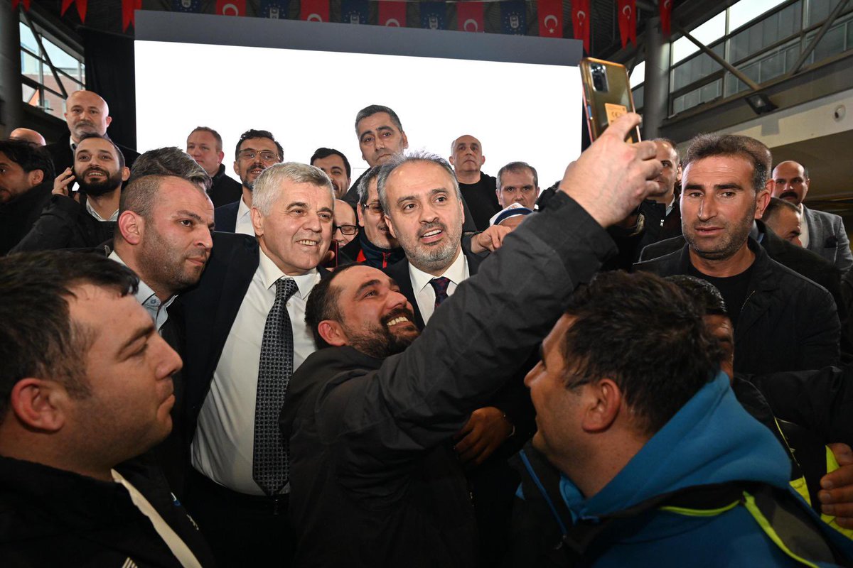 Alinuraktas70's tweet photo. Birlikte daha güçlüyüz! 

Belediyemizin bünyesinde yer alan iştiraklerimiz ve kıymetli yol arkadaşlarımız ile maaşlarının iyileştirilmesi ve toplu sözleşme töreninde bir araya geldik. 

Ocak 2024 itibari ile yürürlüğe girecek olan toplu iş sözleşmeleri ve ek protokoller ile personelimize yüzde 7️⃣0️⃣ ile yüzde 8️⃣8️⃣ arasında değişen oranlarda ücret artışı sağladık. 

Bursa'mızı daha yaşanılabilir bir kent haline getirmek ve hemşehrilerimize en iyi hizmeti sunmak için gece gündüz demeden çalışan mesai arkadaşlarıma hayırlı, uğurlu olmasını diliyorum.