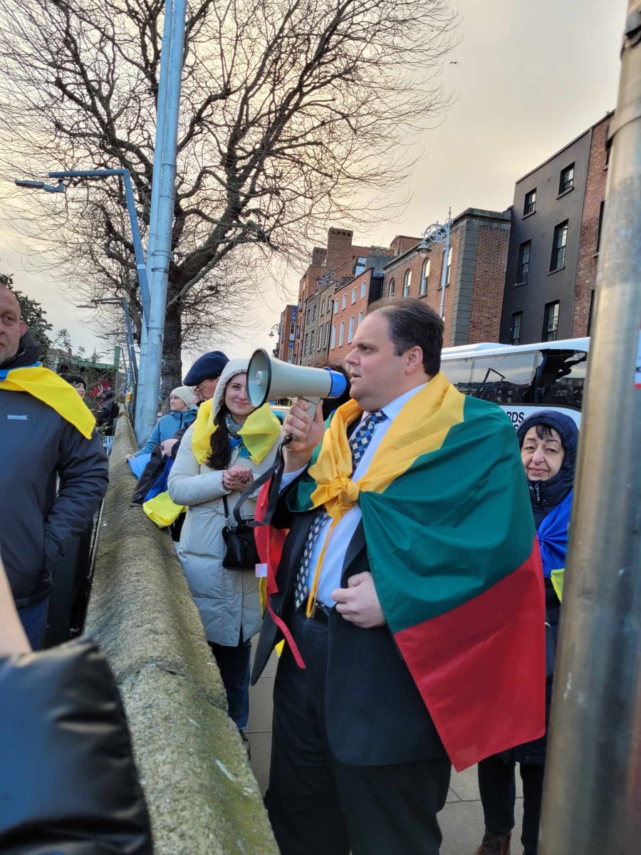 GudynasM's tweet photo. In the face of brutal &amp; unjustified #Russia agression we all became Ukrainians and #UkraineUnityDay is also about us. I am proud to join my friend @GeraskoLarysa &amp; Ukrainian community in carrying huge flag of #Ukraine over the #HaPennyBridge in #Dublin. https://t.co/Z9wgeFZczi