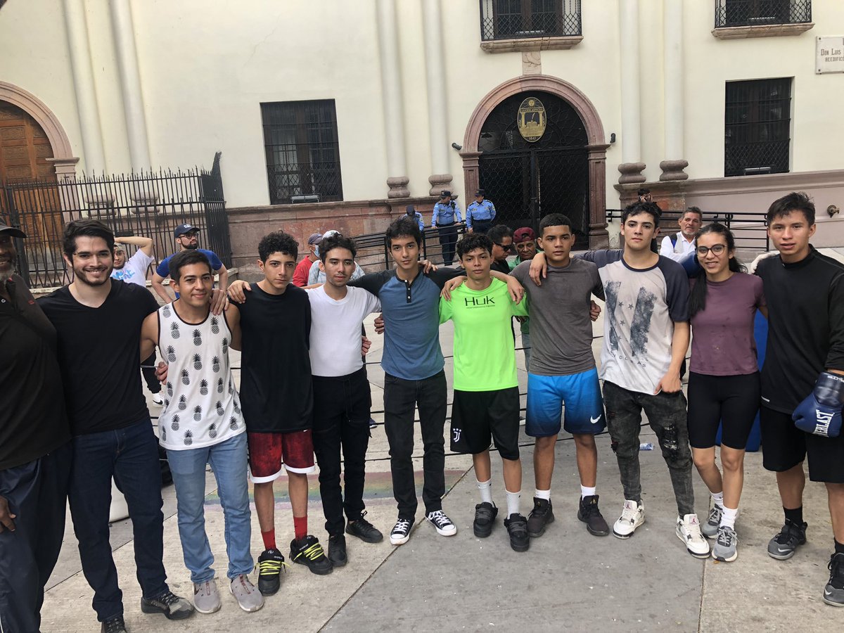 Gerardo_2123's tweet photo. Estoy muy feliz de ser ejemplo y formar parte de este equipo que busca promover el boxeo en nuestro país 🥊🇭🇳 
 
Aprovecho para hacerle un llamado a las autoridades para que apoyen cada una de las actividades que realizamos en favor de la juventud! 👏🏽🙌🏽 https://t.co/vRNPbNQGdU