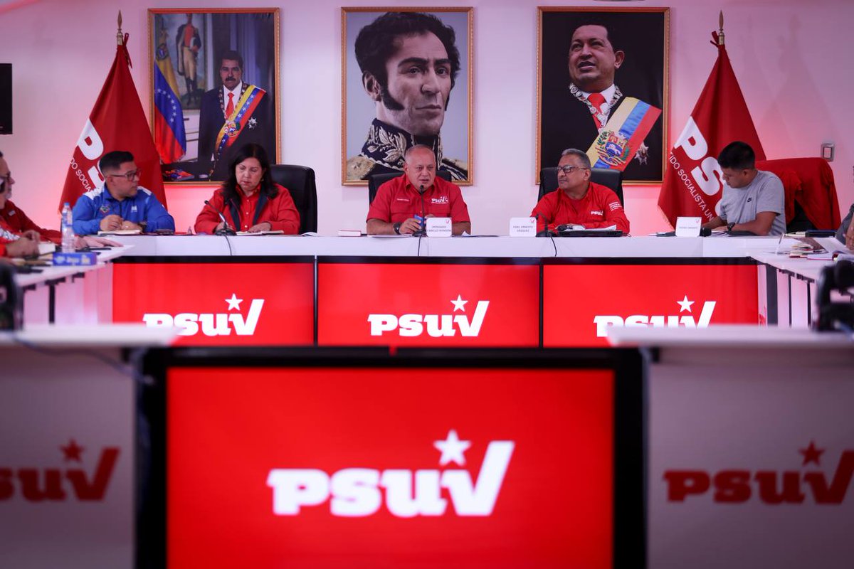 ConElMazoDando's tweet photo. El primer vicepresidente del Partido Socialista Unido de Venezuela, Diosdado Cabello (@dcabellor), ordenó a la militancia de esta tolda política activar el plan "furia bolivariana" para neutralizar cualquier plan de violencia que pretenda poner en marcha la oposición para alterar la paz en el país.

Durante la acostumbra rueda de prensa semanal del PSUV, Cabello indicó que este plan contempla un despliegue de la militancia revolucionaria por todos los estados y municipios del país, a fin de garantizar la tranquilidad en nuestro territorio.

"Nos pueden acusar de lo que quieran, señores de los medios internacionales y de la derecha nauseabunda, nosotros no vamos a esperar que lleguen los márines a poner un pie en Venezuela. Nosotros sabemos quienes han pedido invasión, y aupado magnicidio, sabemos quienes promovieron golpes de Estado e invasión con mercenarios a Venezuela. Sabemos quienes son los conocemos", aeguró Cabello.

Por otra parte, destacó que los recientes planes de sembrar la violencia en el país por parte de la derecha han sido descubierto gracias a "los bocones".