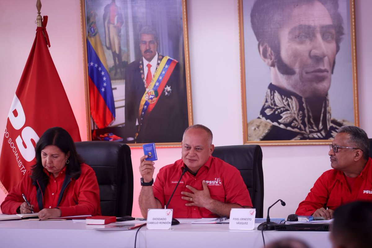 ConElMazoDando's tweet photo. El primer vicepresidente del Partido Socialista Unido de Venezuela, Diosdado Cabello (@dcabellor), ordenó a la militancia de esta tolda política activar el plan "furia bolivariana" para neutralizar cualquier plan de violencia que pretenda poner en marcha la oposición para alterar la paz en el país.

Durante la acostumbra rueda de prensa semanal del PSUV, Cabello indicó que este plan contempla un despliegue de la militancia revolucionaria por todos los estados y municipios del país, a fin de garantizar la tranquilidad en nuestro territorio.

"Nos pueden acusar de lo que quieran, señores de los medios internacionales y de la derecha nauseabunda, nosotros no vamos a esperar que lleguen los márines a poner un pie en Venezuela. Nosotros sabemos quienes han pedido invasión, y aupado magnicidio, sabemos quienes promovieron golpes de Estado e invasión con mercenarios a Venezuela. Sabemos quienes son los conocemos", aeguró Cabello.

Por otra parte, destacó que los recientes planes de sembrar la violencia en el país por parte de la derecha han sido descubierto gracias a "los bocones".
