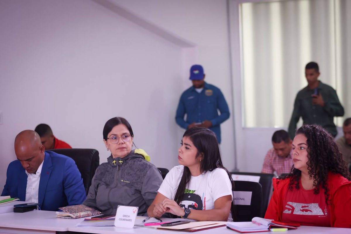 ConElMazoDando's tweet photo. El primer vicepresidente del Partido Socialista Unido de Venezuela, Diosdado Cabello (@dcabellor), ordenó a la militancia de esta tolda política activar el plan "furia bolivariana" para neutralizar cualquier plan de violencia que pretenda poner en marcha la oposición para alterar la paz en el país.

Durante la acostumbra rueda de prensa semanal del PSUV, Cabello indicó que este plan contempla un despliegue de la militancia revolucionaria por todos los estados y municipios del país, a fin de garantizar la tranquilidad en nuestro territorio.

"Nos pueden acusar de lo que quieran, señores de los medios internacionales y de la derecha nauseabunda, nosotros no vamos a esperar que lleguen los márines a poner un pie en Venezuela. Nosotros sabemos quienes han pedido invasión, y aupado magnicidio, sabemos quienes promovieron golpes de Estado e invasión con mercenarios a Venezuela. Sabemos quienes son los conocemos", aeguró Cabello.

Por otra parte, destacó que los recientes planes de sembrar la violencia en el país por parte de la derecha han sido descubierto gracias a "los bocones".