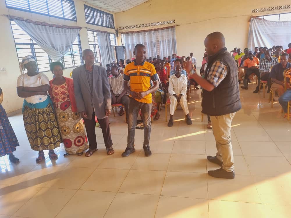 SectorNasho's tweet photo. Uyu munsi ku wa 22/01/2024 @NashoSector Umuyobozi w'Akarere ushinzwe iterambere ry'ubukungu Bwana NZIRABATINYA Modeste yifatanije n'abaturage ba Cyambwe aho yakiriye ibibazo by'abaturage bitandukanye ndetse birakemurwa ibindi bihabwa umurongo. Igikorwa cyagenze neza https://t.co/vz0lA1bMk7