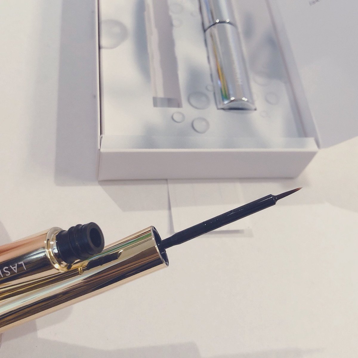 oteoteiotei2's tweet image. ISEHAN Lab.
LASHPROGRAMの #使用レビュー
珍しい2本セットのまつ毛美容液。
1本は細い筆タイプでコシがあり目のきわに塗りやすかった。もう1本は小さめのブラシタイプでまつ毛の根本から塗りやすい。

#まつ毛美容液
#PR