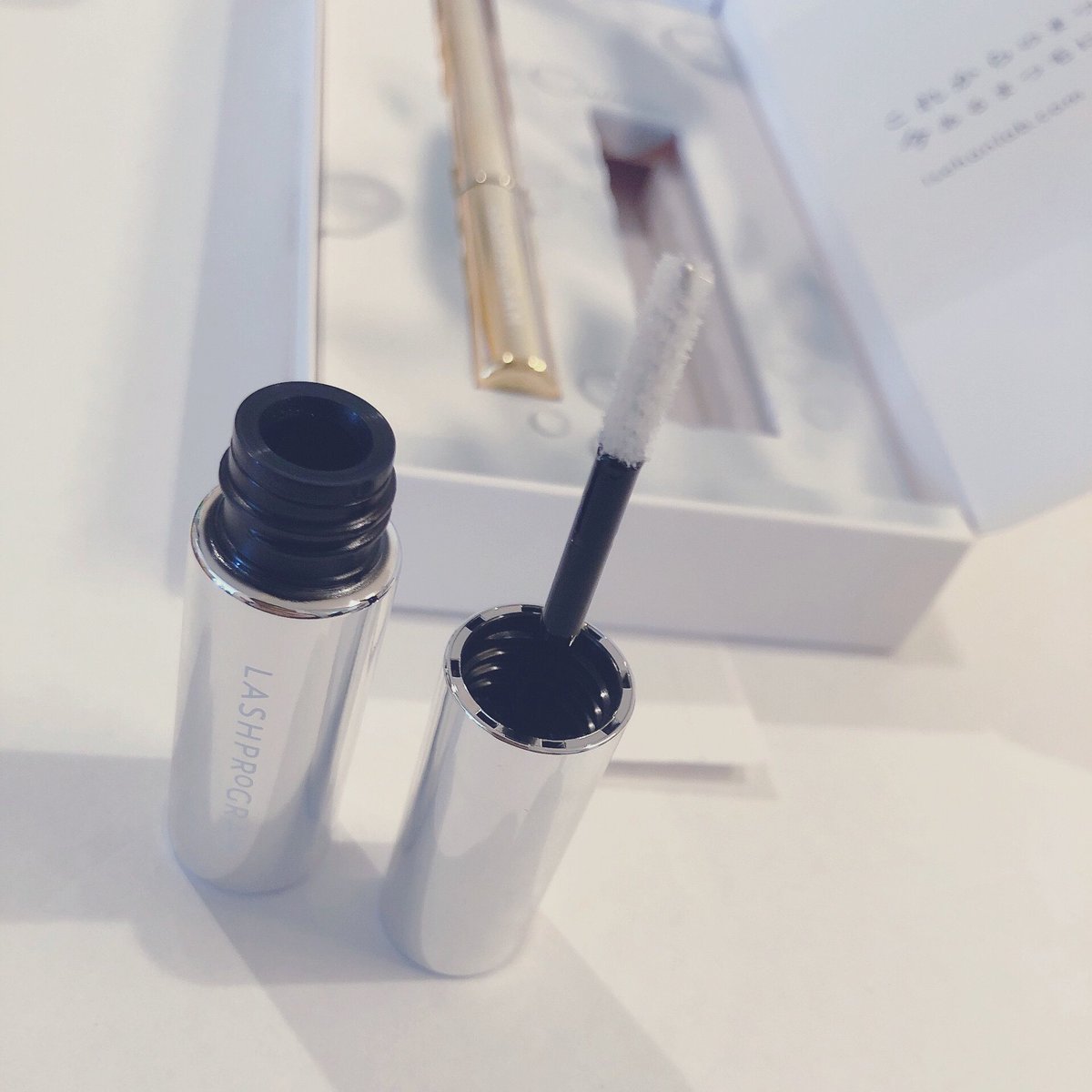 oteoteiotei2's tweet image. ISEHAN Lab.
LASHPROGRAMの #使用レビュー
珍しい2本セットのまつ毛美容液。
1本は細い筆タイプでコシがあり目のきわに塗りやすかった。もう1本は小さめのブラシタイプでまつ毛の根本から塗りやすい。

#まつ毛美容液
#PR