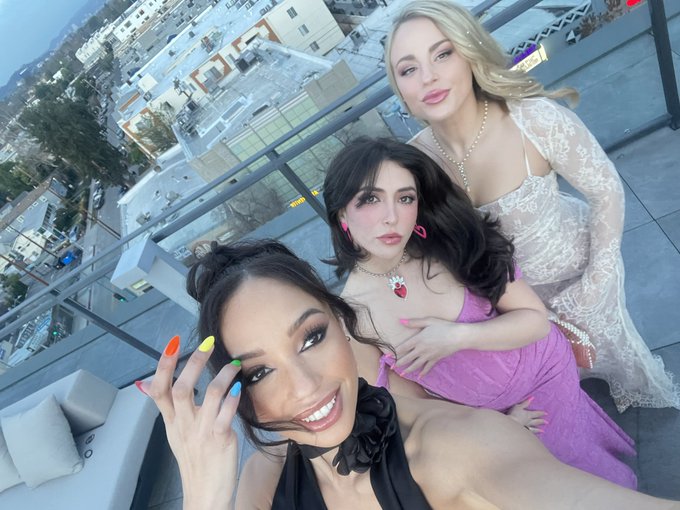 3 pic. Thank you to @XBIZ for the incredible night ?all my girls winners https://t.co/xAjzw9ClZa