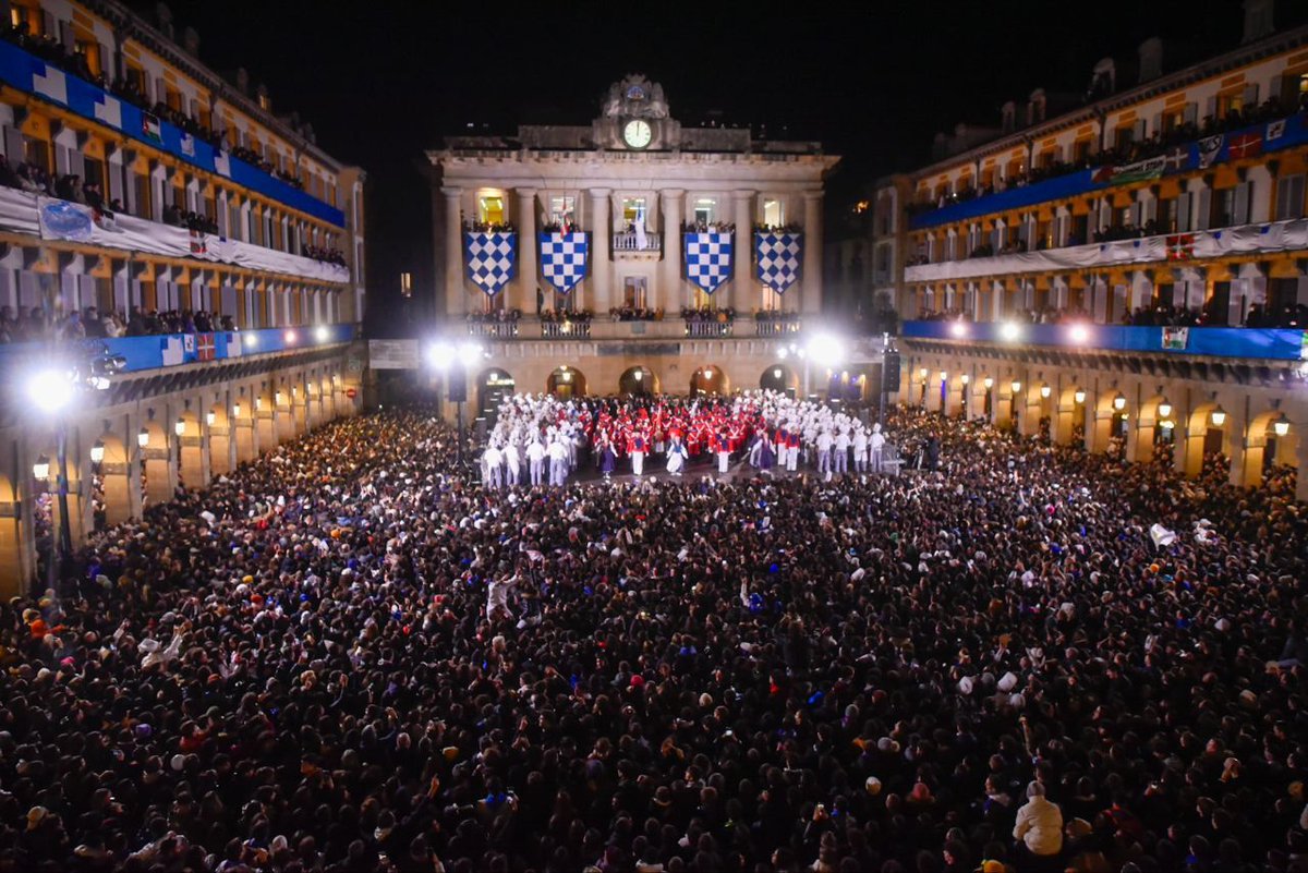 GORA DONOSTIA!
Eskerrik asko beste urtebetez Unión Artesana eta Amaratarrak Danborrada.

Eskerrik asko un año más Union Artesana y la tamborrada Amaratarrak.

#goizaldi #donostia #arriada #tamborrada2024 #danborrada2024
