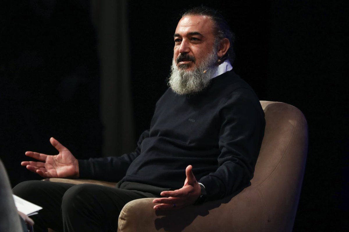agahaydin's tweet photo. İyi yaşam doğru insanlarla karşılaşmaya dayanan olağanüstü bir talihtir. 
Başka deyişle kötüdeki iyiyi görebilecek kadar iyiye sahip olanların talihidir. Yani kötüyü başkasına atıp, kendi iyiliğinden kuşku duymayan dedikodu şebekelerinin bile iyi bir yaşam için ufak bir şansı vardır.
 
Pessoa, sevilmeyi düşünmektir bizi tek yoran, telaşa düşürecek kadar yorar hem de, der. 
Yaşadım demek için karmaşık ve zor yollar deneyip muhteşem çözümler üretti insan. 

Benim durduğum yerden mevzu daha basit görünüyor!

Hemingway’in dediği gibi, tüm kusurlarınızı bilmesine rağmen, sizin hala muhteşem olduğunuzu düşünen birisinin olması yeter. 

Bir kişi yani!

***

(18 Ocak 2024, Pınar Sabancı ile Yaşadım demek için ne yapmalı?
Zorlu Performans Sanatları Merkezi)