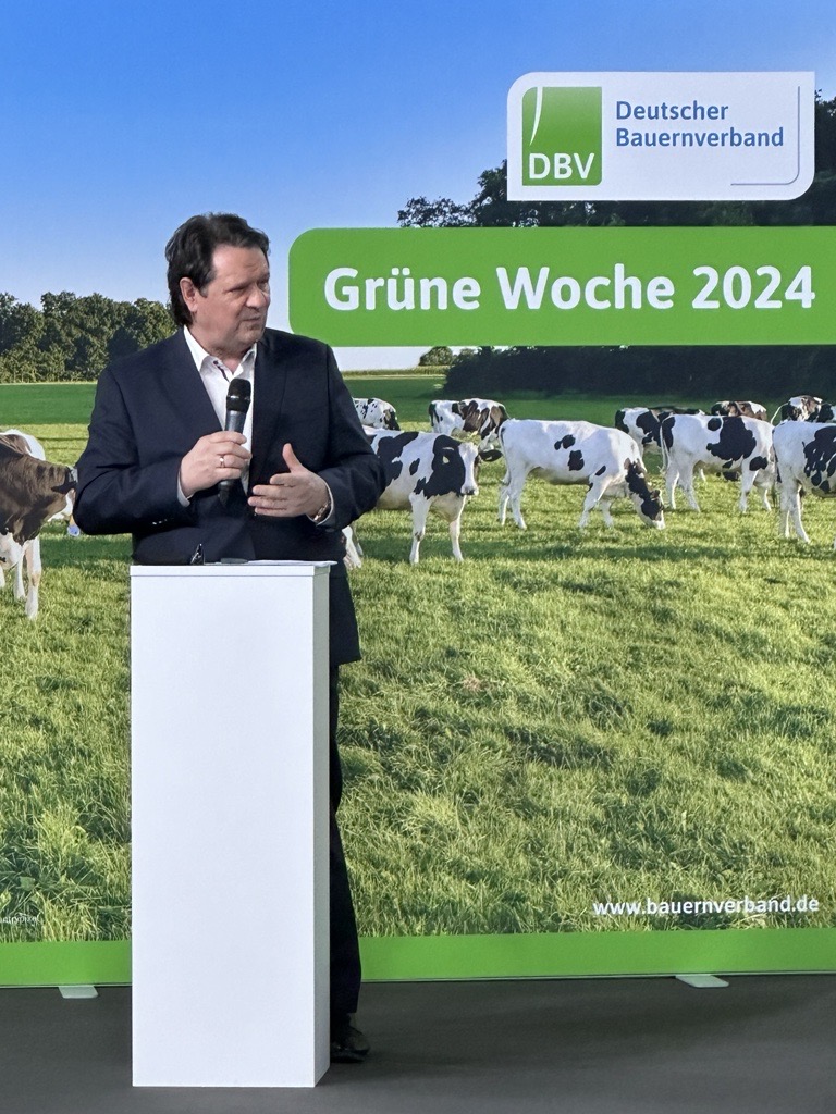 Heute war das DBV-Fachforum 'Ernährungsstrategie - Verbotspolitik bringt es nicht' auf der Grünen Woche mit @HolznagelReiner (Steuerzahlerbund), Gerald Dohme (@Bauern_Verband) und @MinhoffC (BVE): 'Entscheidend ist, was am Ende rauskommt.' #Werbeverbote