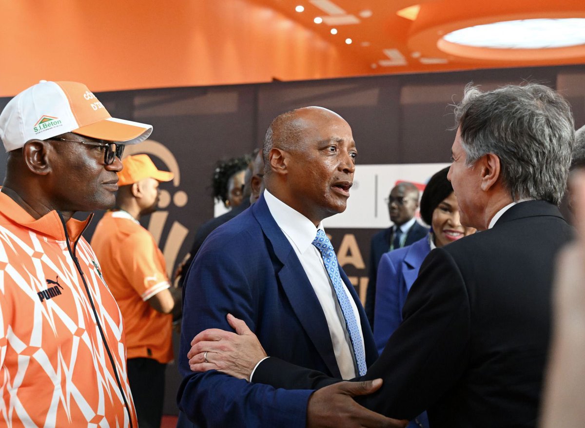 US Secretary of State, Antony Blinken being welcomed by the CAF President Dr Patrice Motsepe together with VP of Côte d’Ivoire, Tiémoko Meyliet Koné and Prime Minister, Robert Beugré Mambé.    Mr Binken attended the fixture between hosts, Côte d’Ivoire and Equatorial Guinea.
