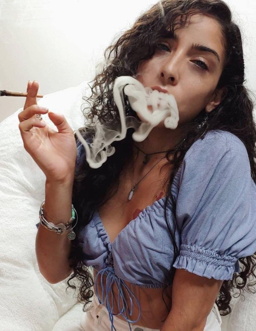420prettygirls's tweet photo. So what we smoke weed?
🍃 https://t.co/glOA9JBICx