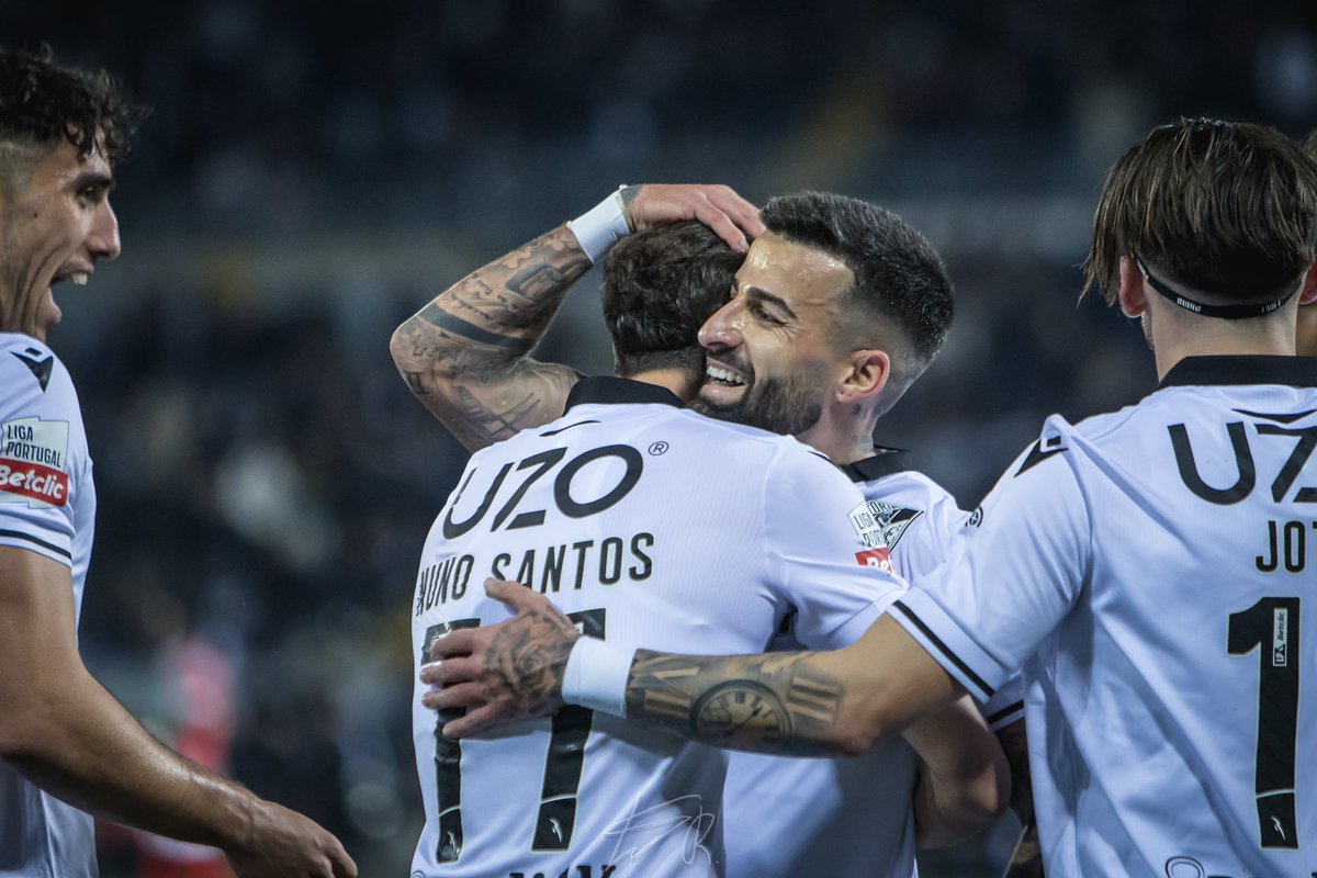 A alegria veio para ficar, e que assim seja! ⚫️⚪️
E como cantou ao intervalo a Maria João Soares, “Vamos a gritar Vitória, Vitória!”

Que talento e que intervalo incrível, parabéns Maria João, ainda há quem esteja arrepiado até agora!